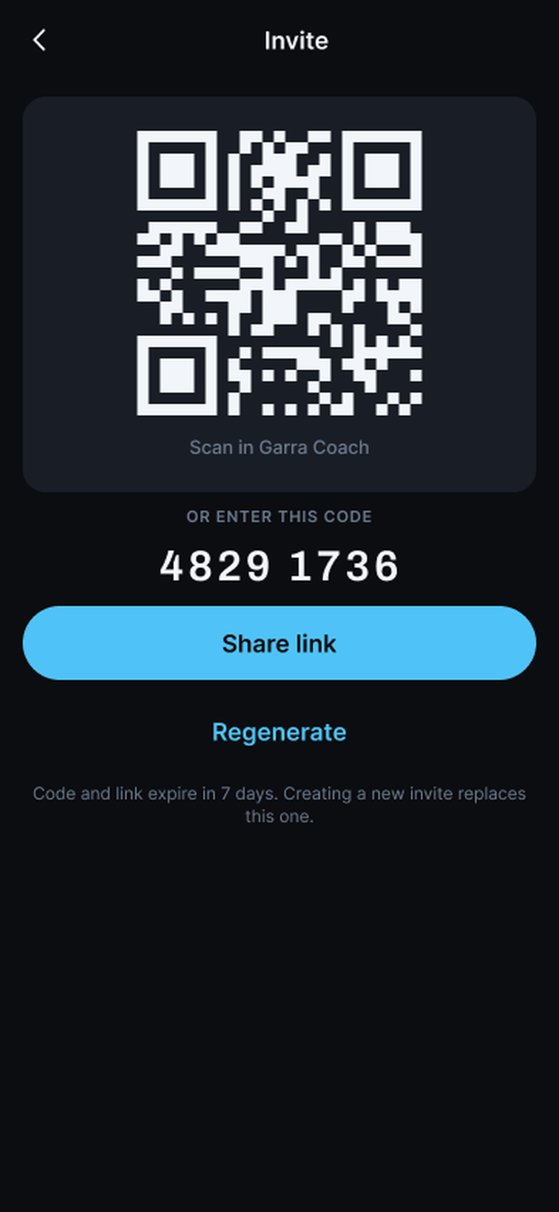 La pantalla Invite de Garra en Ajustes › Entrenadores: un código QR con la etiqueta Scan in Garra Coach, un código de 8 dígitos, un botón Share link, Regenerate y una nota de vencimiento a 7 días.