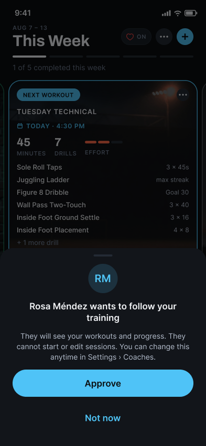 Una hoja de solicitud de entrenador sobre la home Train de Garra: Rosa Méndez wants to follow your training, la nota de que no puede iniciar ni editar sesiones y que lo cambias en Ajustes › Entrenadores, un botón Approve y Not now.