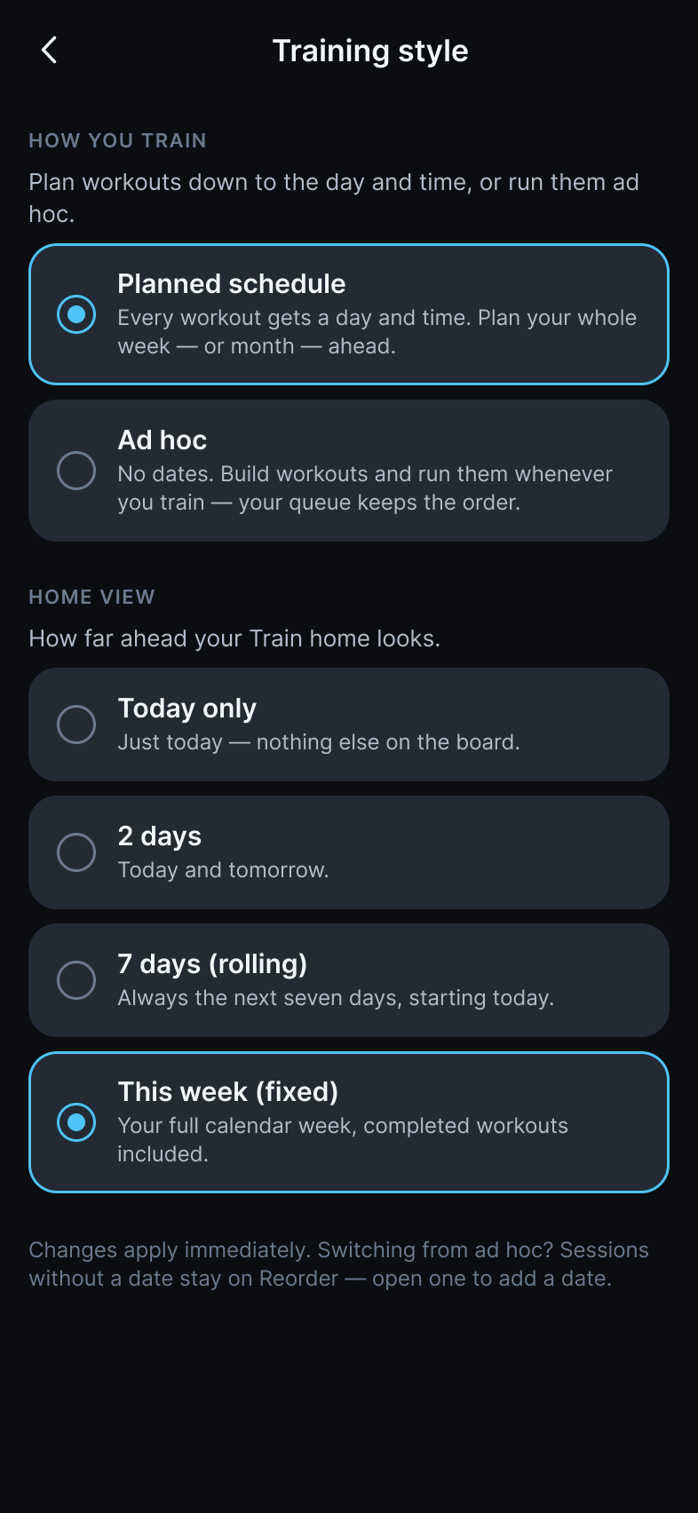 La pantalla Training style en Ajustes: Planned schedule seleccionado sobre Ad hoc, con las cuatro ventanas de home debajo.